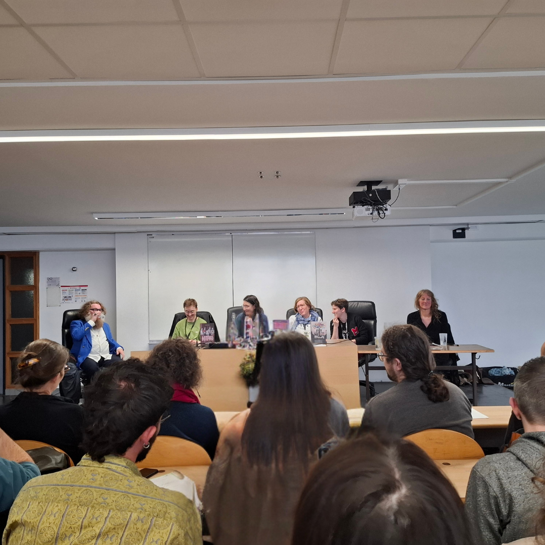 De gauche à droite : Pacôme Thiellement, Cassandre Begous, Anne Canoville, M.E. O'brien et son interprète, Ludivine Bantigny (Photo Anne-Charlotte Mariette)